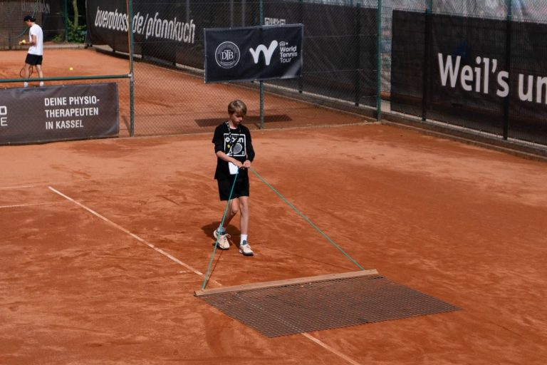 Junger Tennisspieler beim Kindertraining auf Sandplatz am KTC Bad Wilhelmshöhe