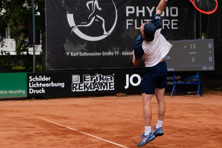 Tennisspieler beim Aufschlag im Leistungstraining auf Sandplatz Kassel