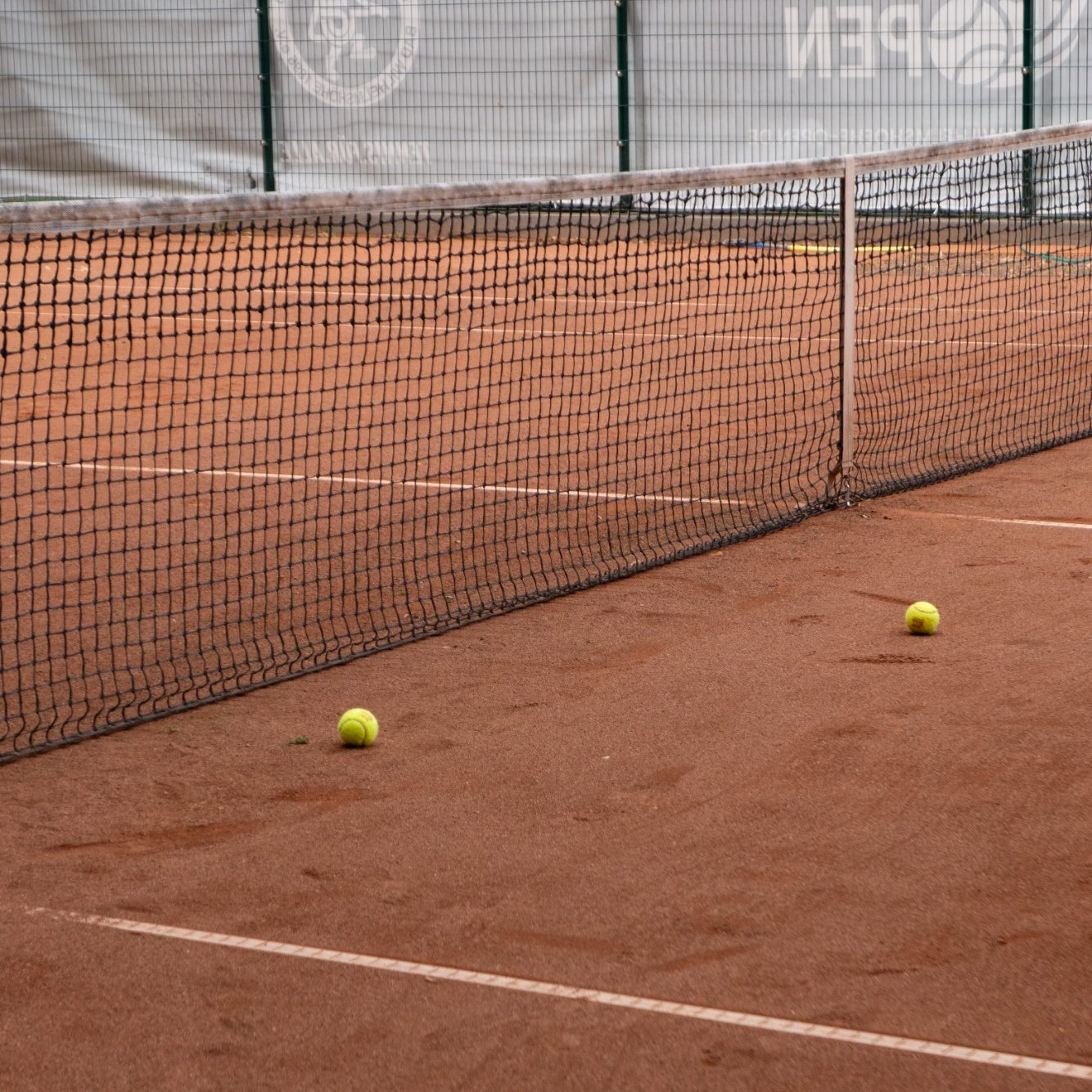 Sandplatz am KTC Bad Wilhelmshöhe – bereit für Tennistraining mit Progress Tennis