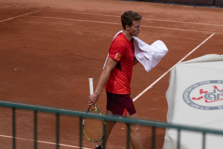 Tennisspieler beim Aufschlag im Gruppentraining auf Sandplatz Kassel