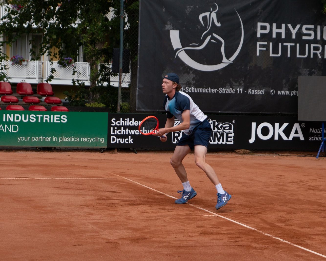 Tennisspieler in Aktion auf Sandplatz beim Tennistraining am KTC Bad Wilhelmshöhe Kassel